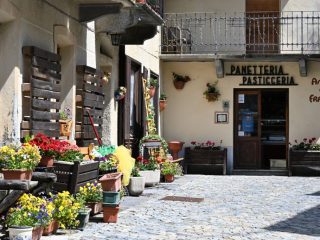 Ronco tanti collaboratori per la cura e la fioritura del paese