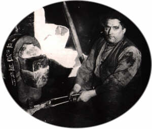 Foto storica della fucina di Castellaro: magliaro Valsoanese al lavoro