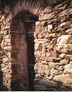 Caratteristica arcata in pietra,
ricorrente in Valle Soana