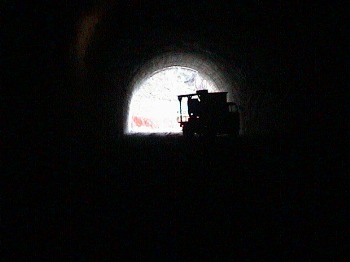 tunnel14.jpg (17385 byte)