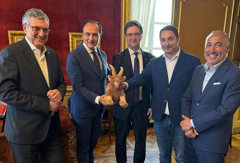 GRAN PARADISO – Cirio dona il peluche di uno stambecco al Consiglio regionale tratto da Quotidiano Canavese