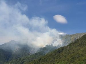 VALLE SOANA – Incendio infinito, non bastano elicotteri e canadair: si combatte col fuoco da più di cinque giorni tratto da Quotidiano Canavese