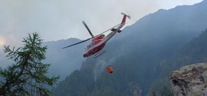 VALLE SOANA – Tre Canadair in azione anche oggi per spegnere definitivamente il vasto incendio boschivo tratto da Quotidiano Canavese