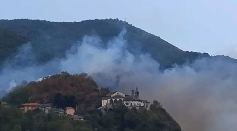 PONT CANAVESE - Paura per un incendio in borgata Santa Maria: fumo visibile da tutta la zona tratto da Quotidiano Canavese
