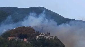 PONT CANAVESE - Paura per un incendio in borgata Santa Maria: fumo visibile da tutta la zona tratto da Quotidiano Canavese