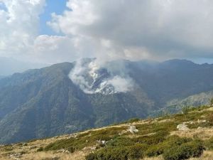 Vigili del fuoco e Aib al lavoro per contrastare gli incendi boschivi in alta quota tratto da Quotidiano Canavese