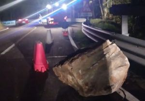 Masso precipita sulla provinciale alle porte di Ingria: intervento di vigili del fuoco e cantonieri tratto da Quotidiano Canavese