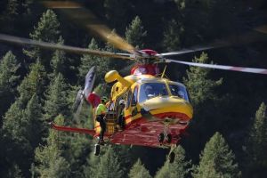 Auto nella scarpata a Ronco Canavese, guardaparco del Gran Paradiso elitrasportato al Cto tratto da Quotidiano Canavese