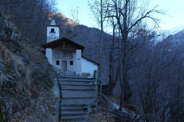 Chiesetta-di-Santa-Libera-lorologio-si-è-fermato-come-il-tempo-quassù